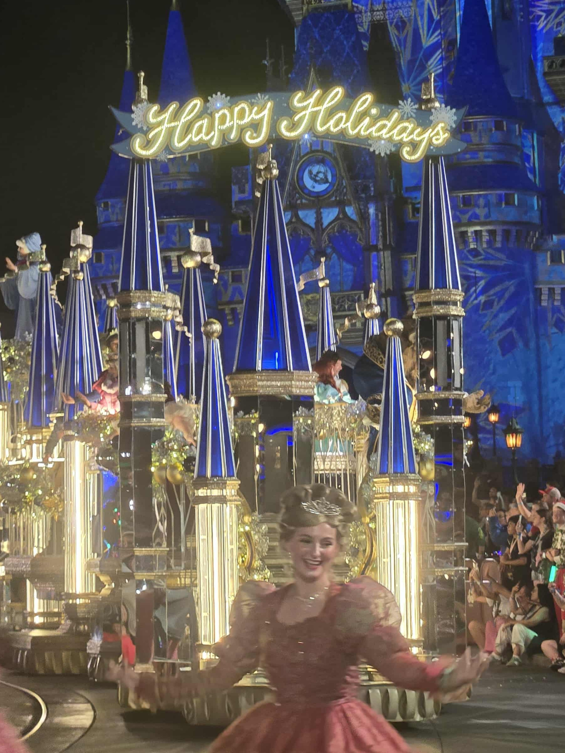 Parade de No&euml;l au Magic Kingdom devant le ch&acirc;teau illumin&eacute; lors du Mickey&rsquo;s Very Merry Christmas Party