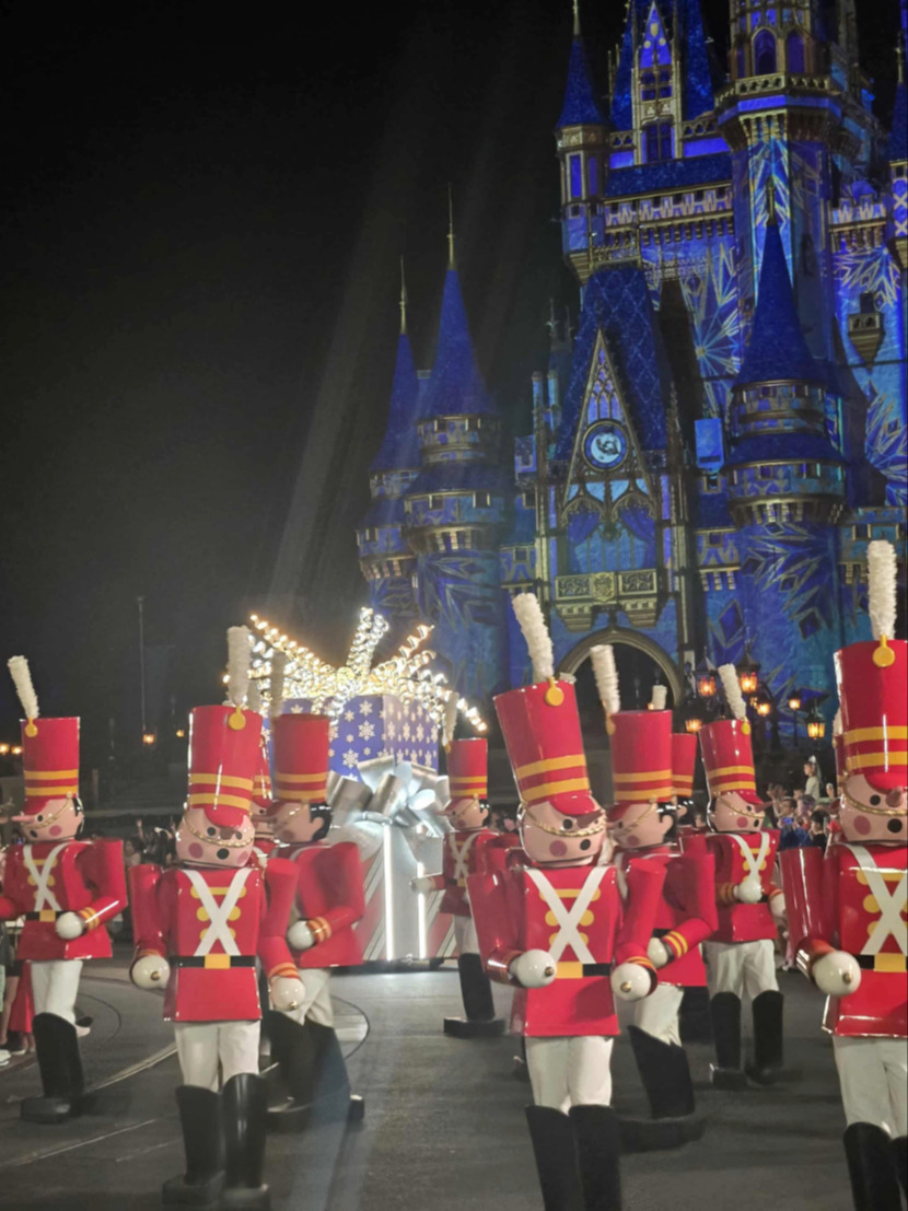 Soldats jouets d&eacute;filant lors de la parade de No&euml;l &agrave; Walt Disney World